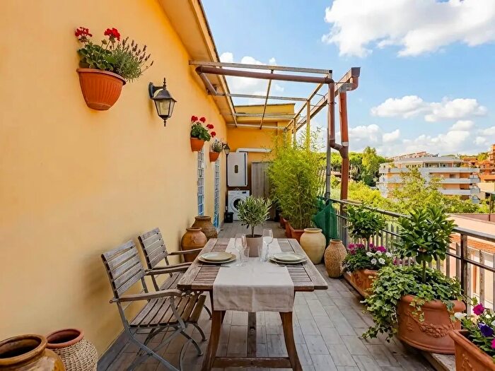 Appartamento trilocale in vendita in Via Castiglione della Pescaia, Roma