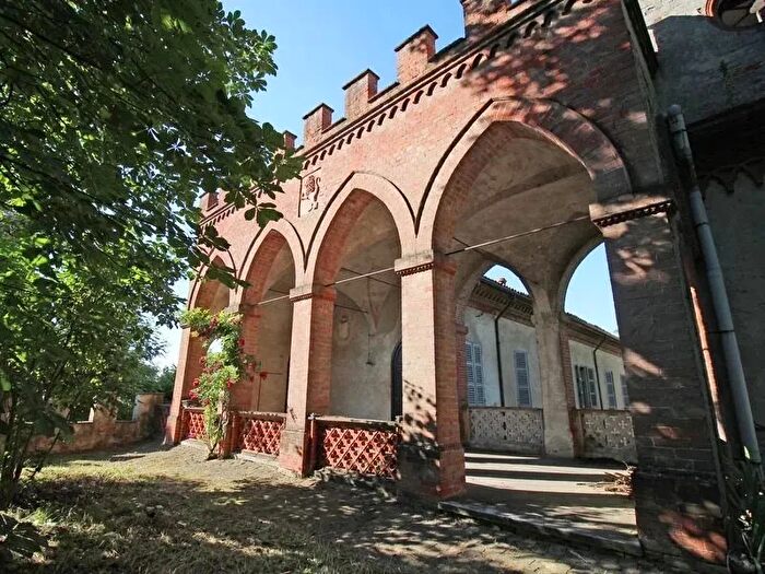 Casa con 20 locali in vendita in Incisa Scapaccino