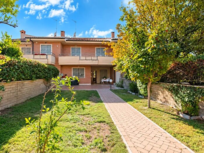 Casa con 6 locali in affitto in Via Romano Scarpa, Roma