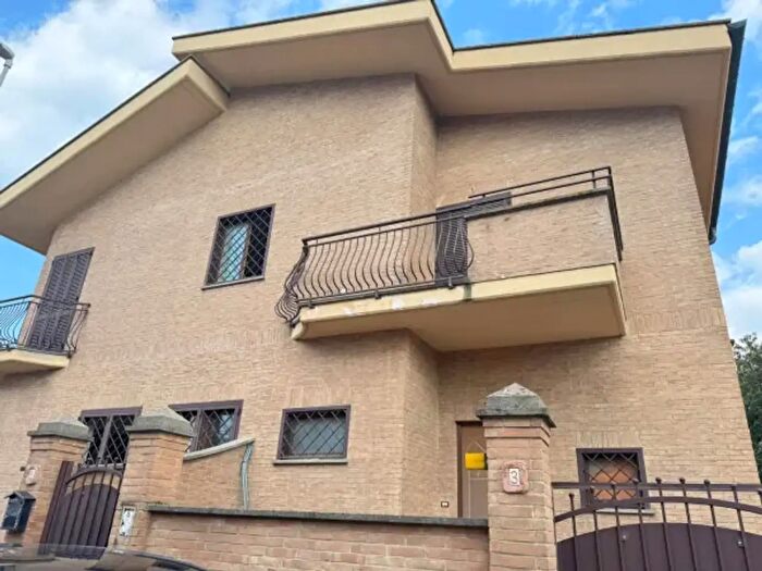 Appartamento trilocale in vendita in Via Boscoreale, Roma