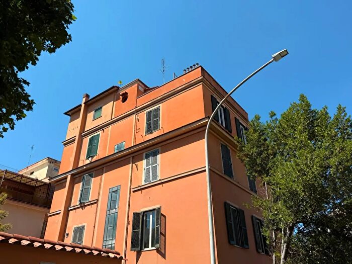 Appartamento con 6 locali in vendita in Via Alberto Mario, Roma