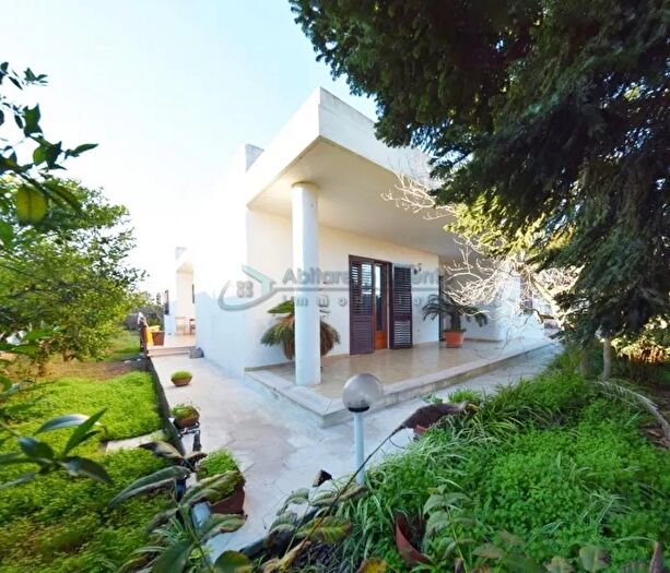 Casa con 9 locali in vendita in Tiggiano