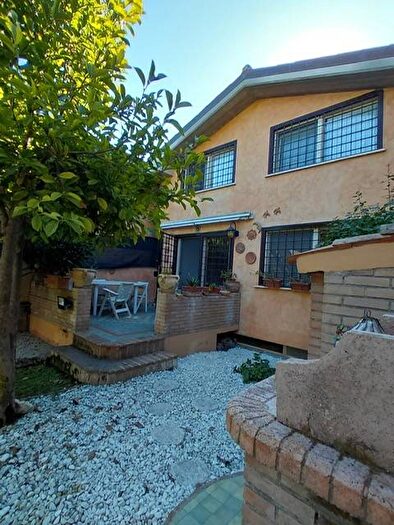 Casa quadrilocale in affitto in Via Antifonte di Ramnunte, Casal Palocco, Roma