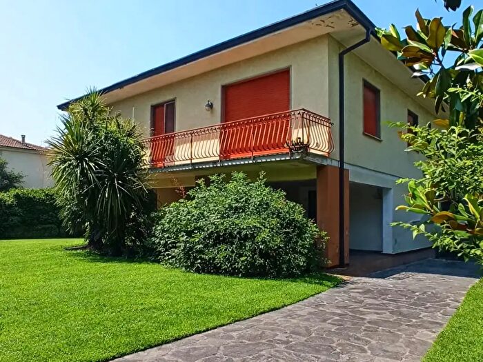 Casa con 10 locali in vendita in Lucca