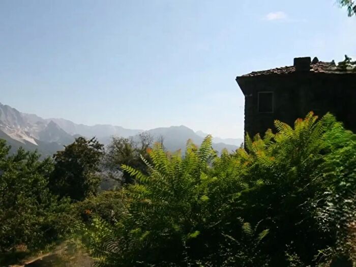 Casa con 15 locali in vendita in Carrara