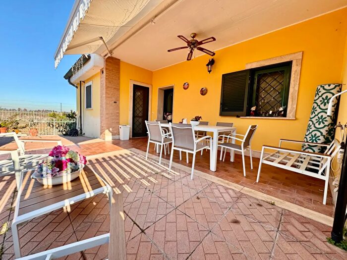 Casa con 6 locali in vendita in Via Carlo Severini, Roma