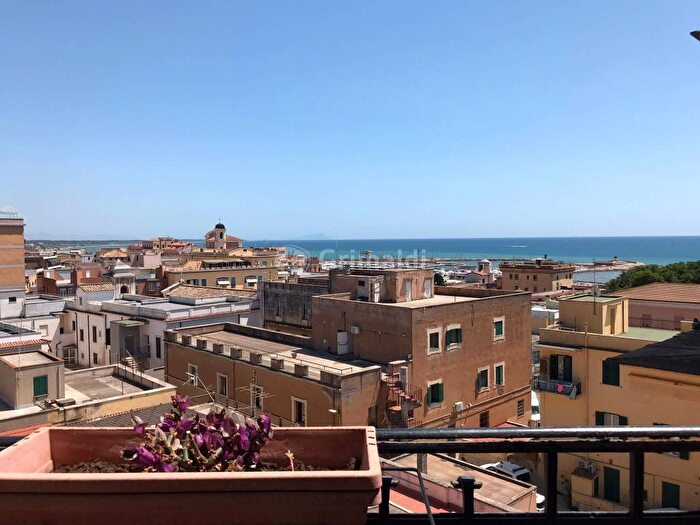 Appartamento con 5 locali in affitto in VIA VOLTURNO, Centro, Nettuno