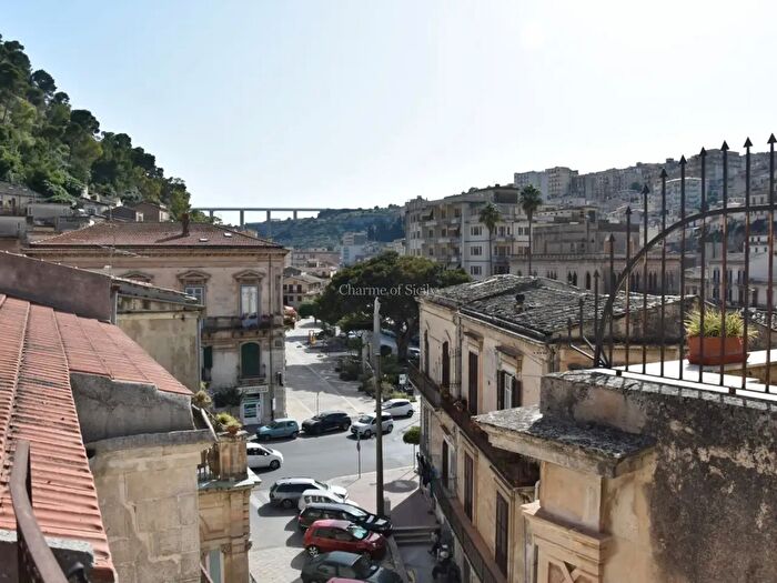 Appartamento con 8 locali in vendita in Piazza Corrado Rizzone, Modica