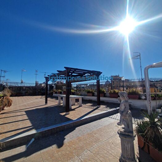 Appartamento con 5 locali in vendita in Via Domenico Cirillo, Napoli