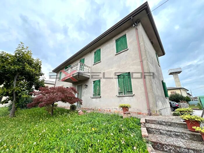 Casa con 5 locali in vendita in Via G Matteotti N Bis Cavarzere Ve, Cavarzere