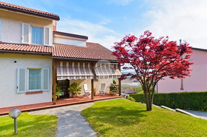 Casa con 5 locali in vendita in Via Cherasco, Bra