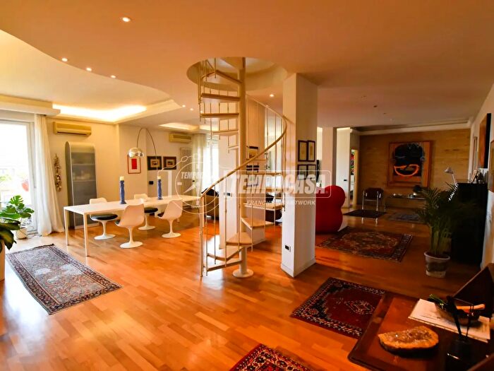 Appartamento con 6 locali in vendita in Viale dei Pini, Porto San Giorgio