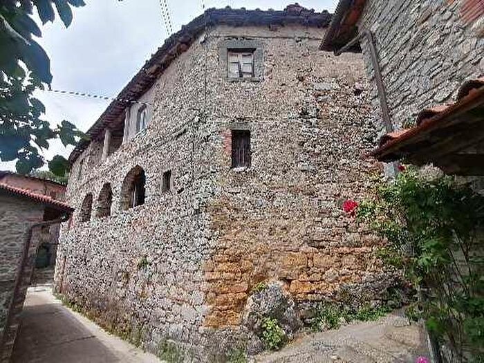 Casa con 8 locali in vendita in Pescaglia