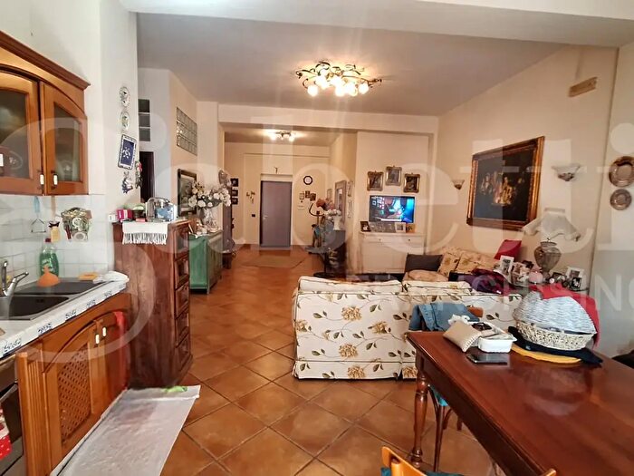 Appartamento con 5 locali in vendita in Via Carlo De Marco, Napoli