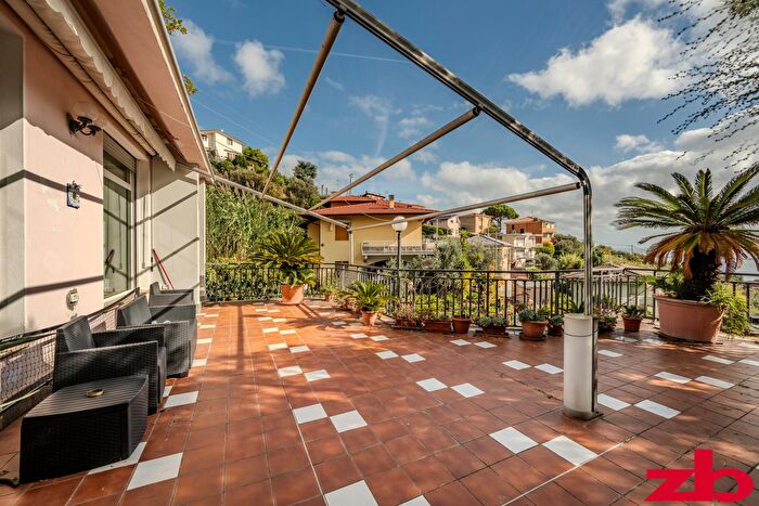 Casa con 10 locali in vendita in Via Nuova Castagnabuona, Varazze