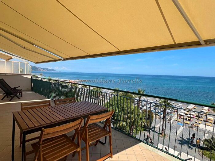 Appartamento quadrilocale in affitto in Piazza Andrea Massena, Centro, Loano