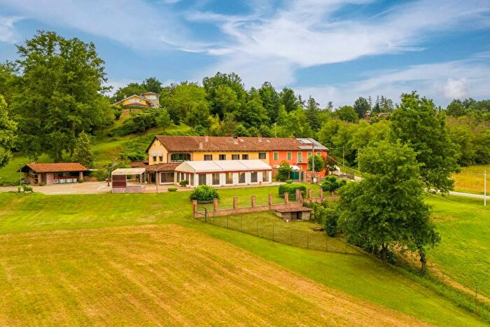 Casa con 12 locali in vendita in Strada Nicoline, Maretto