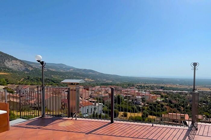 Casa con 9 locali in vendita in Via Vittorio Emanuele III, Francavilla Marittima