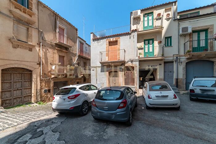 Casa quadrilocale in vendita in Via Minciardi, Caltagirone