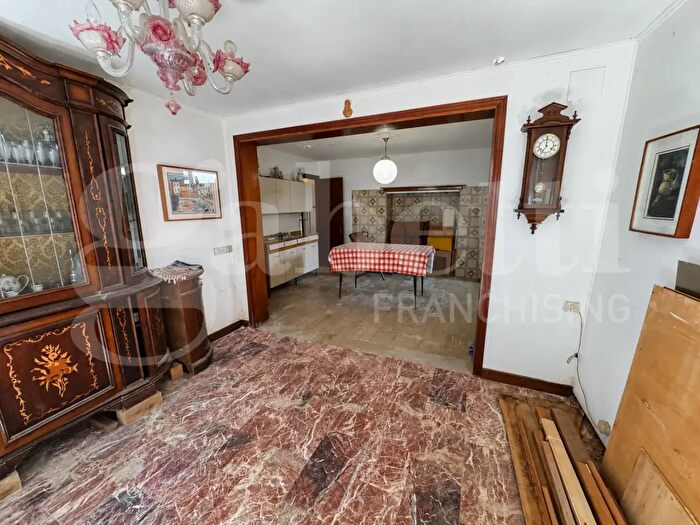 Appartamento con 5 locali in vendita in Via Terranova, Venezia