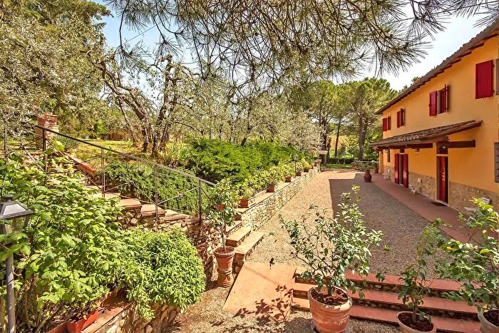 Casa con 11 locali in vendita in Via Lucardo Alto, Montespertoli