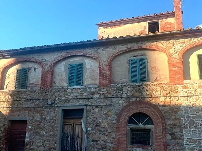 Casa con 8 locali in vendita in Lucignano