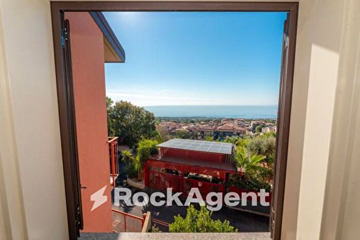 Casa con 5 locali in vendita in Via Sciarone, Aci Castello