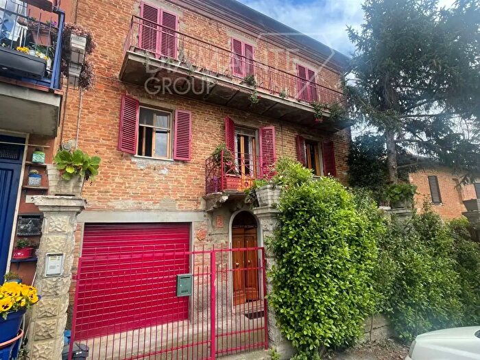 Casa con 9 locali in vendita in Castiglione Del Lago