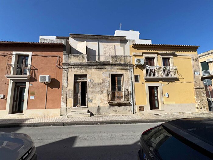 Casa quadrilocale in vendita in Via Roma, Avola