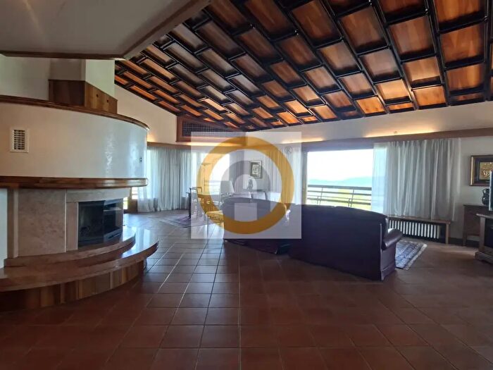 Casa con 9 locali in vendita in Pederobba