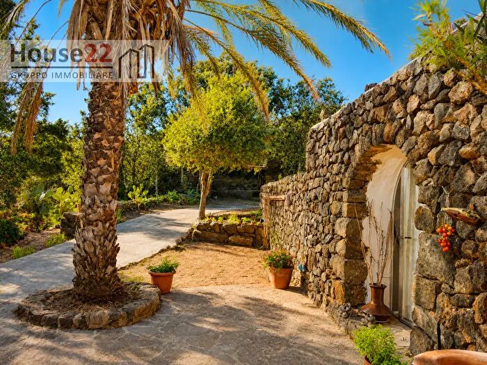 Casa quadrilocale in vendita in Pantelleria