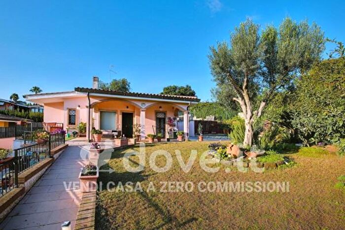 Casa quadrilocale in vendita in Viale Priamo, Pomezia