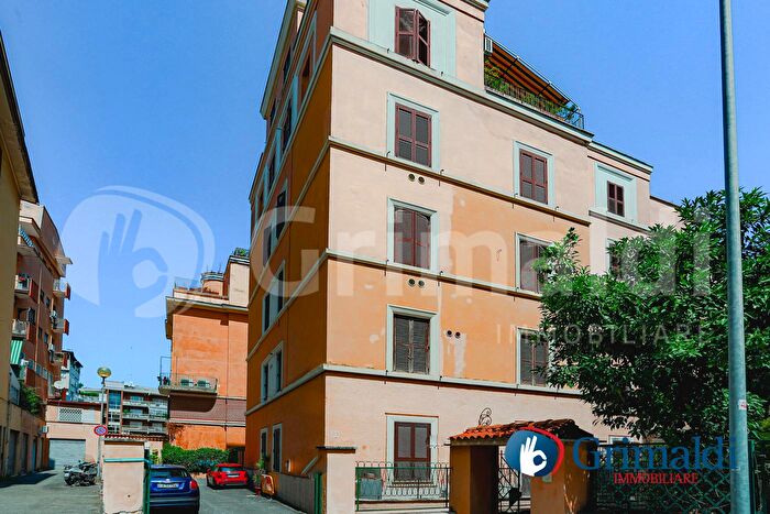 Appartamento con 5 locali in vendita in Via Durazzo, Roma