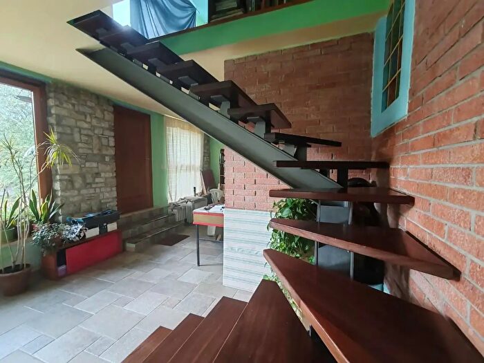 Casa con 8 locali in vendita in Massa