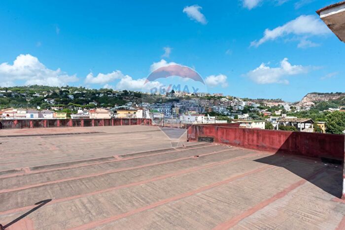 Appartamento trilocale in vendita in Viale Bognar, Pozzuoli