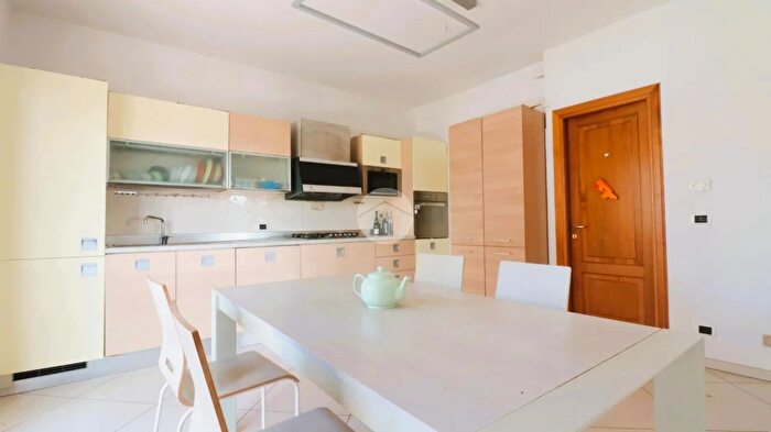Casa con 12 locali in vendita in San Paterniano, Grottammare