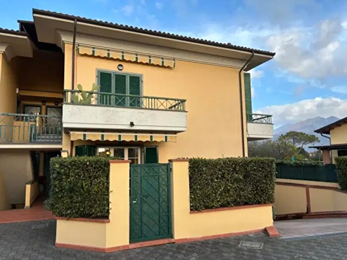 Appartamento trilocale in vendita in Via Puliche, Massa