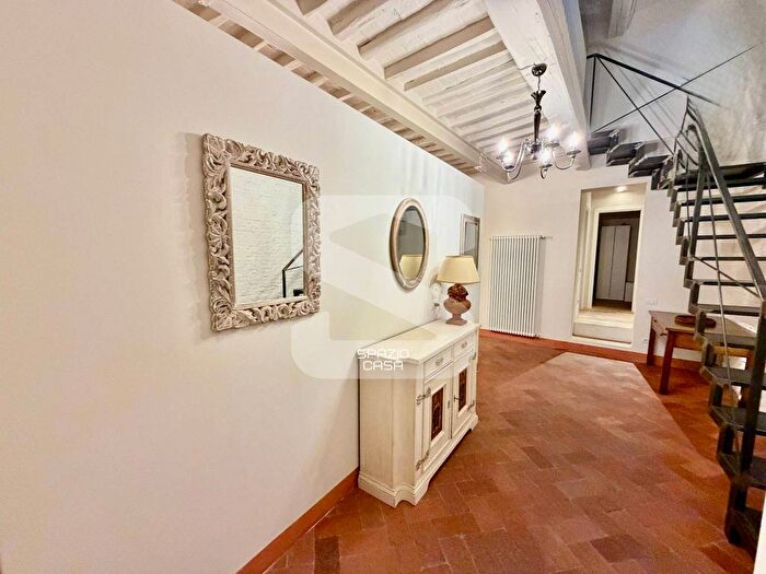 Appartamento con 5 locali in affitto in Piazza San Pietro Somaldi, Piazza Anfiteatro Torre Guinigi, Lucca