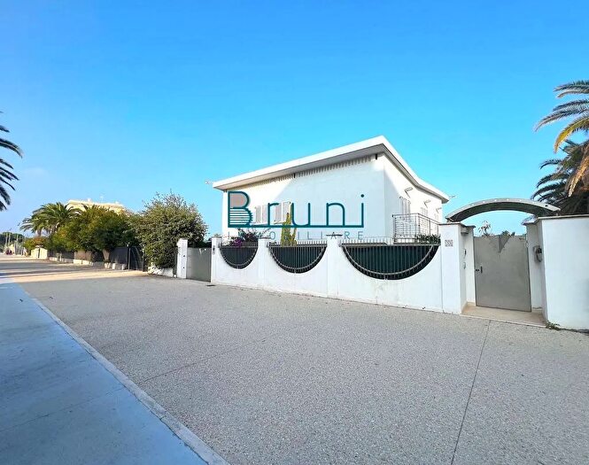 Casa con 7 locali in vendita in Lungomare della Repubblica, Grottammare