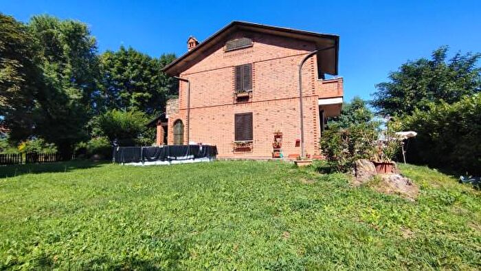 Casa quadrilocale in vendita in Via Ada Negri, Carugo