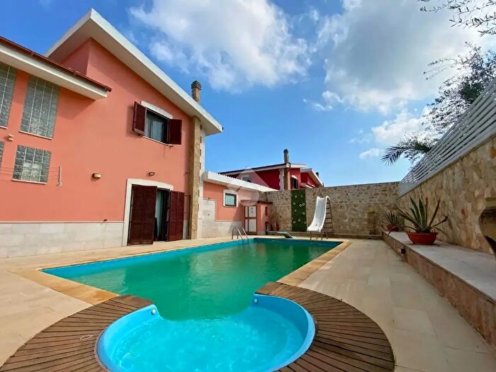 Appartamento con 10 locali in vendita in Via Capirro, Trani