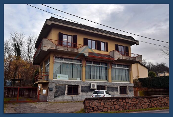 Casa con 5 locali in vendita in Via Lombardia, Castronno