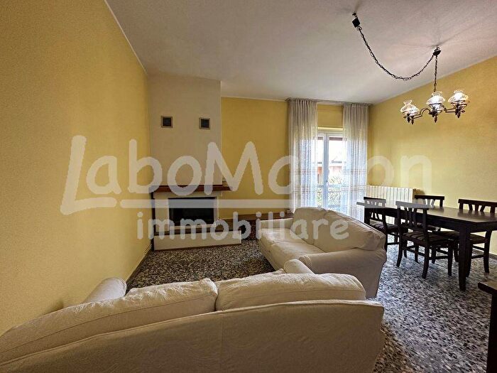 Appartamento trilocale in affitto in Centro, Besozzo