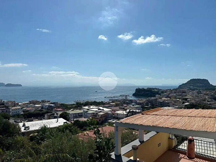 Appartamento con 5 locali in vendita in Via Lord Hamilton, Bacoli