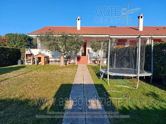 Casa quadrilocale in vendita in Via Alessio Olivieri, Roma