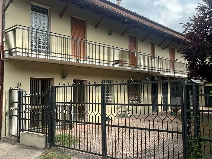 Casa con 10 locali in vendita in Via Mazzini, Neive