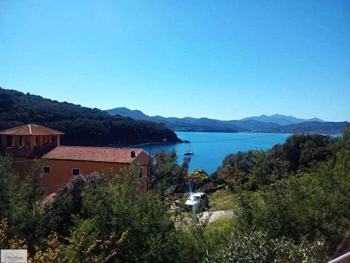 Casa con 13 locali in vendita in Via della Falconaia, Rio