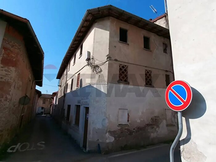 Appartamento con 9 locali in vendita in Via San Rocco, Casale Litta