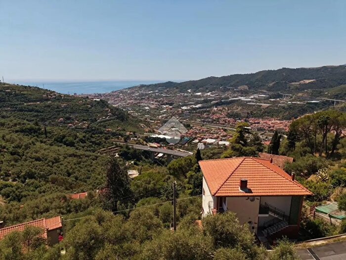 Appartamento quadrilocale in vendita in Via Lampedusa, Castellaro