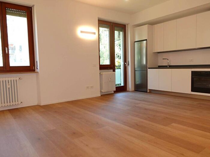 Appartamento trilocale in affitto in Via Francesco Carlini, Tripoli Soderini, Milano